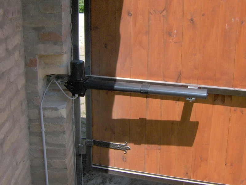 vastag_oszlop1.jpg - Szárnyaskapu automatika CAME KRONO. A 48 cm. vastag pillérben egy "fészket" kellett kialakítani.