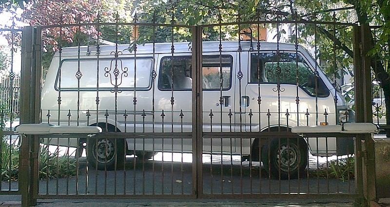kovacsol_szarnyas_wingoval.jpg - Kétszárnyú kovácsoltvas kapu. NICE WINGO automatikával.