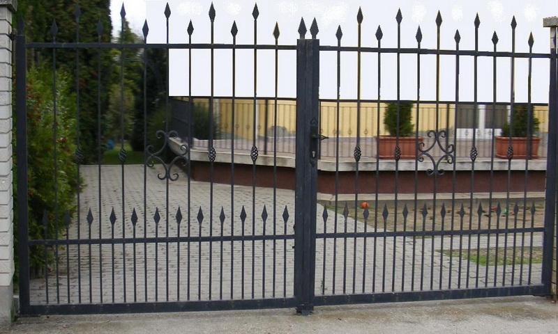 kovacsolt2.jpg - Kétszárnyú kovácsoltvas kapu.