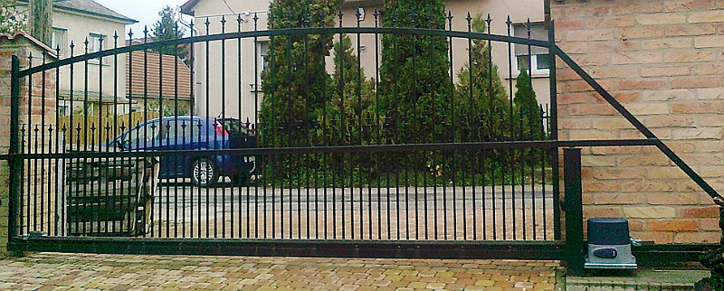 kovacsolt_uszo_roboval.jpg - Kovácsoltvas úszó kapu. NICE ROBO automatikával.
