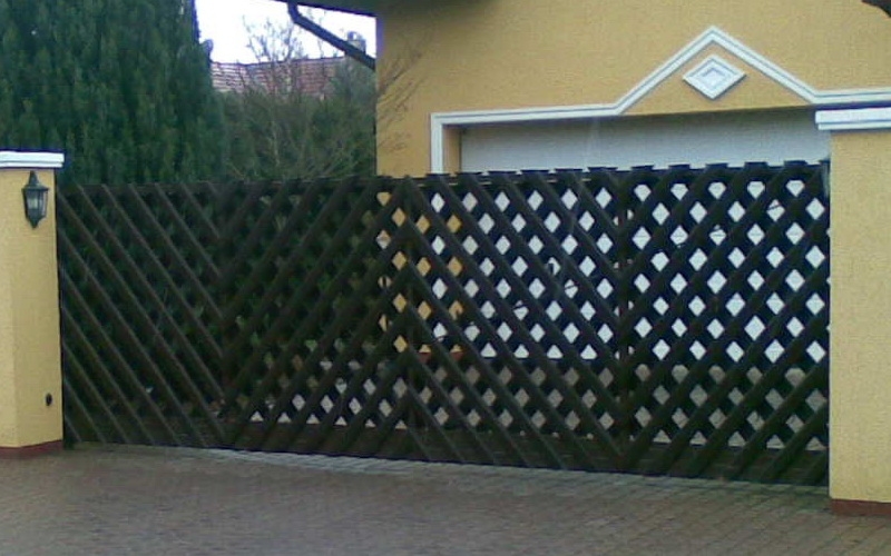 tolo_vadaszracs.jpg - Acél váz szerkezetű úszókapu, vadászrács borítással.