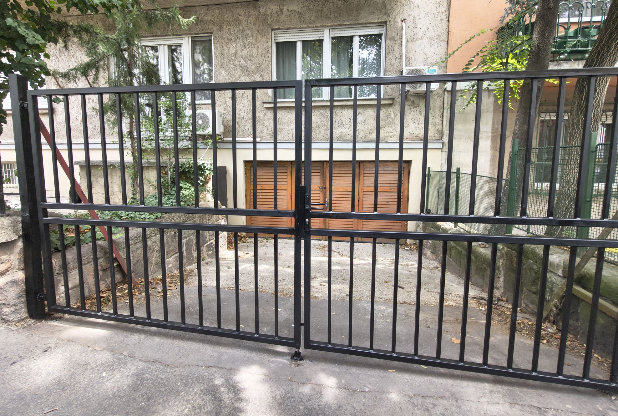 Kétszárnyú kapu pálcás